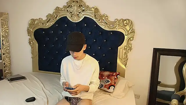 Sebastian Reed online show from October 2025 04:36:01 AM