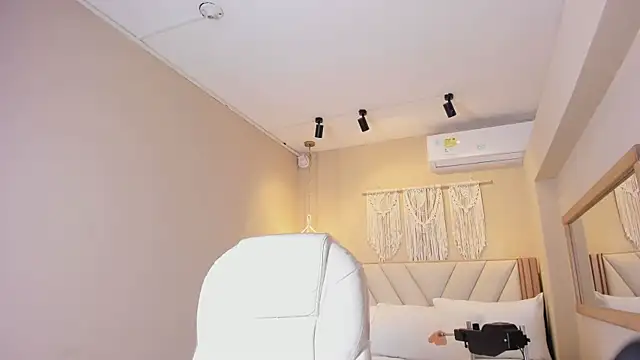 NahimiThompson online show from June 2026 12:05:02 PM