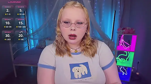 Snapshot of LottieReed chatting on June 2026 12:09:01 PM LottieReed online show from June 2026 12:09:01 PM