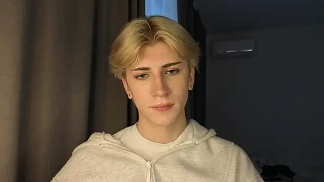 Snapshot of Oliver_star_boy_ chatting on May 2026 12:11:02 PM Oliver star boy online show from May 2026 12:11:02 PM