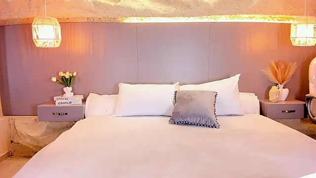 AmyColman  online show from April 2026 12:10:01 PM