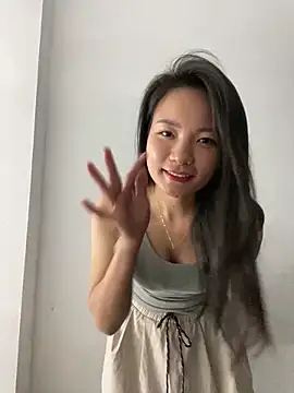 Bee Yellow00 online show from October 2025 05:04:02 PM