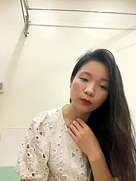 Bee Yellow00 online show from November 2025 04:33:02 AM