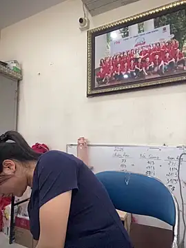 Bee Yellow00 online show from April 2026 02:09:02 AM