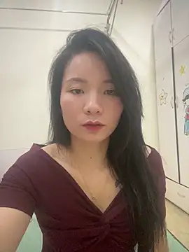 Bee Yellow00 online show from April 2026 05:22:01 AM