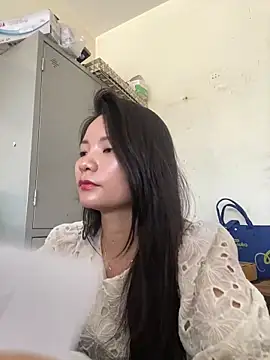 Bee Yellow00 online show from May 2026 02:52:02 AM