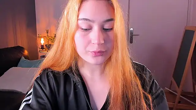 LilytLuu online show from November 2025 10:59:01 AM