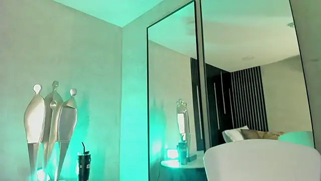 Snapshot of Val_Guerra chatting on November 2025 05:30:02 AM Val Guerra online show from November 2025 05:30:02 AM