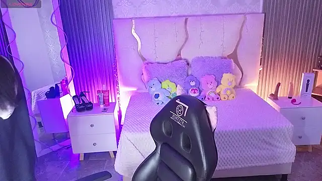 MAIILY TAY online show from January 2026 11:48:02 AM