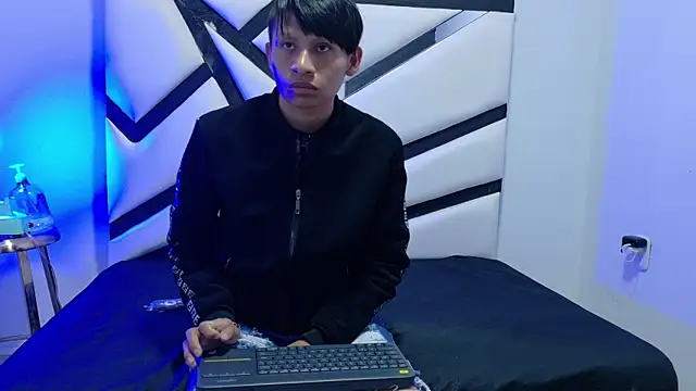 Snapshot of ALEXANDRO_BOVER chatting on November 2025 07:13:02 PM ALEXANDRO BOVER online show from November 2025 07:13:02 PM