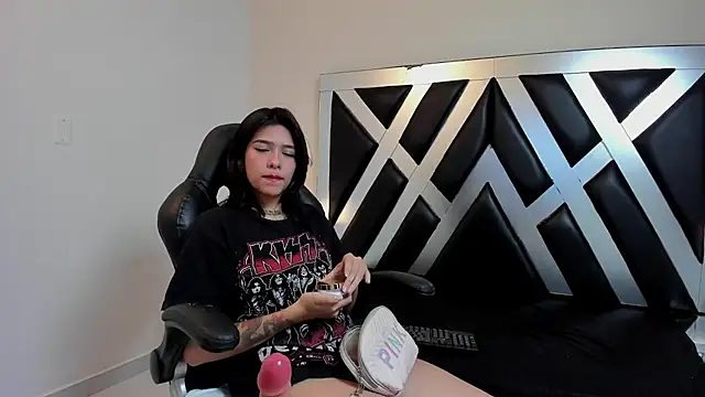 Snapshot of CloePerson chatting on November 2025 11:57:02 AM CloePerson online show from November 2025 11:57:02 AM