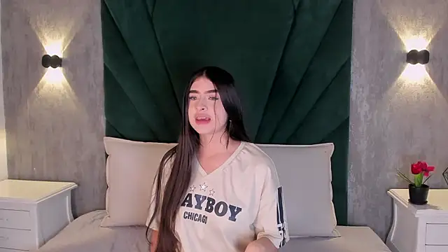 Snapshot of EmiliClarke chatting on March 2026 12:23:01 PM EmiliClarke online show from March 2026 12:23:01 PM