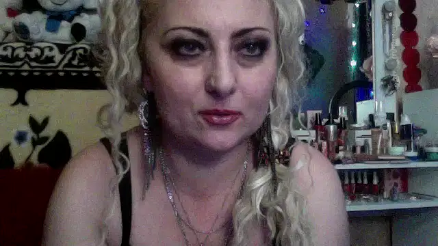 xHot Amazonq online show from December 2025 05:52:02 PM