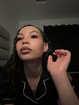 Snapshot of nikkiloveee chatting on April 2026 05:10:01 AM nikkiloveee online show from April 2026 05:10:01 AM