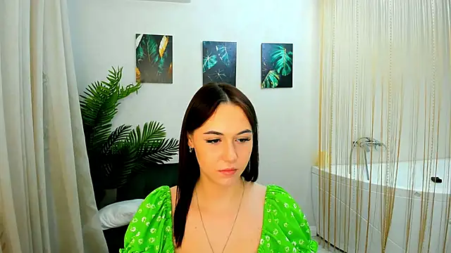 Snapshot of MakeYoueHappy chatting on December 2025 12:21:02 PM MakeYoueHappy online show from December 2025 12:21:02 PM