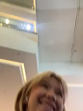 Leila La online show from November 2025 09:11:02 AM