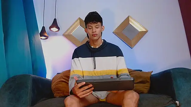 Snapshot of KamiSuarez chatting on November 2025 01:13:02 PM KamiSuarez online show from November 2025 01:13:02 PM