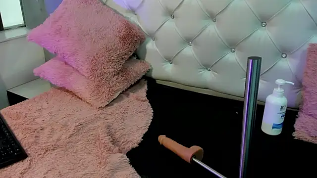 Snapshot of Cristinawhite chatting on December 2025 08:03:01 PM Cristinawhite online show from December 2025 08:03:01 PM