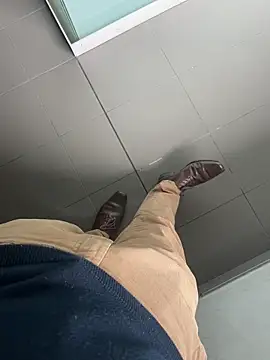 LeoBlaze13 online show from October 2025 08:11:02 PM