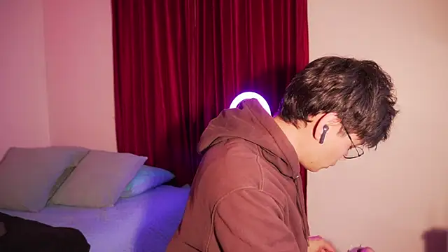 estmonnn online show from April 2026 12:33:01 AM