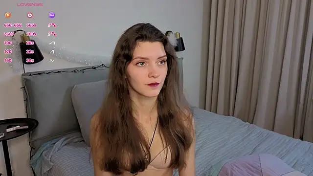 LauraYoungg online show from December 2025 09:09:01 PM