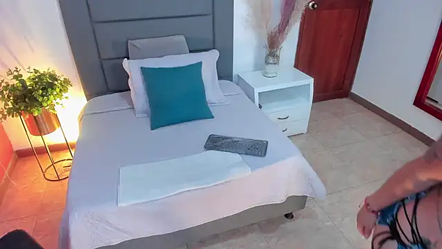 HannaaWells online show from November 2025 02:32:01 AM