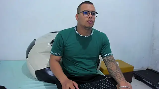 Snapshot of LucassFoster chatting on November 2025 01:22:02 PM LucassFoster online show from November 2025 01:22:02 PM