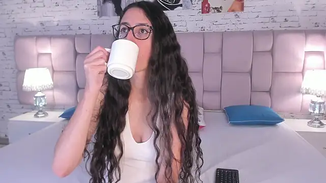 Snapshot of GirafMusic chatting on November 2025 01:11:01 PM GirafMusic online show from November 2025 01:11:01 PM