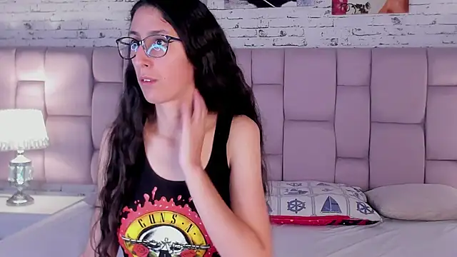 Snapshot of GirafMusic chatting on November 2025 01:00:02 PM GirafMusic online show from November 2025 01:00:02 PM