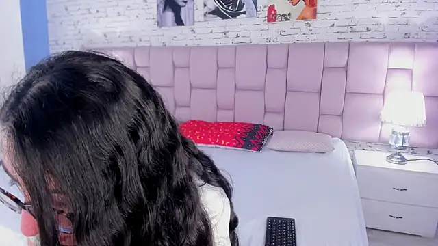 Snapshot of GirafMusic chatting on December 2025 01:05:02 PM GirafMusic online show from December 2025 01:05:02 PM