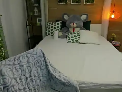 Snapshot of OhLadyPlease chatting on November 2025 06:28:01 AM OhLadyPlease online show from November 2025 06:28:01 AM