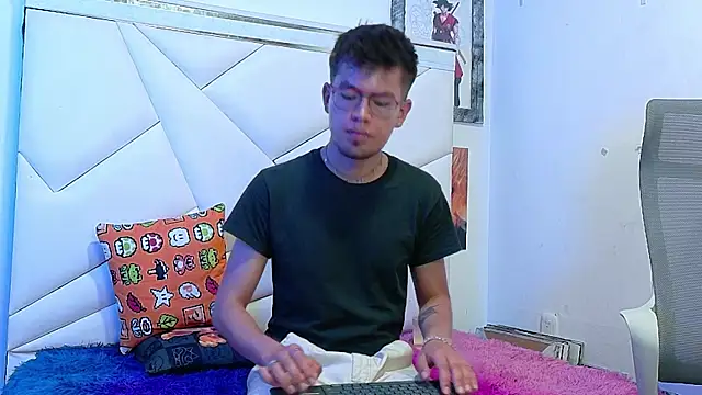 Snapshot of NICK_VERS chatting on December 2025 10:40:02 PM NICK VERS online show from December 2025 10:40:02 PM