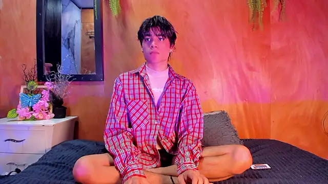 Leo Glow online show from March 2026 11:43:01 PM