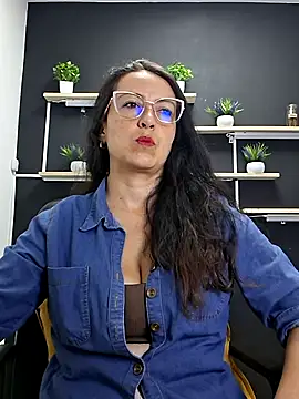 Lauryn Jones online show from July 2026 05:48:02 PM