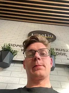 Niesmialyy online show from November 2025 01:13:02 PM