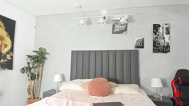 Snapshot of kendra_london chatting on May 2026 10:57:02 AM kendra london online show from May 2026 10:57:02 AM