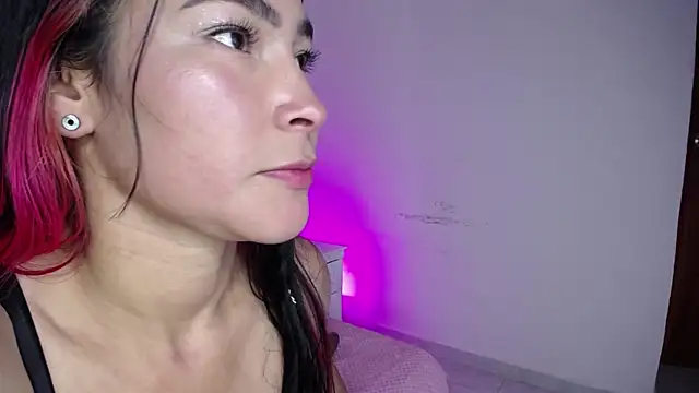 coraly  online show from November 2025 07:45:02 PM