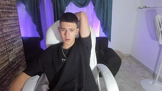 Snapshot of Aleck_Boy chatting on November 2025 09:03:01 PM Aleck Boy online show from November 2025 09:03:01 PM