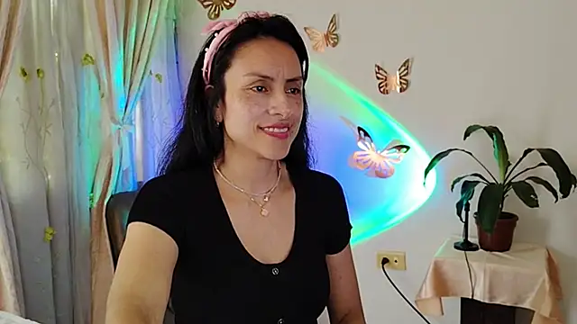 Snapshot of Bella_Exhibition chatting on November 2025 06:43:01 PM Bella Exhibition online show from November 2025 06:43:01 PM