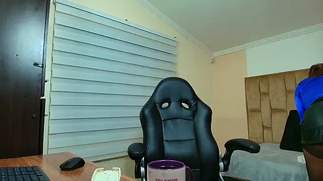 Snapshot of BeatrizSchmidt chatting on November 2025 10:43:02 AM BeatrizSchmidt online show from November 2025 10:43:02 AM