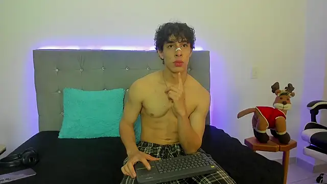 Snapshot of chris_evans27 chatting on November 2025 11:37:01 PM chris evans27 online show from November 2025 11:37:01 PM