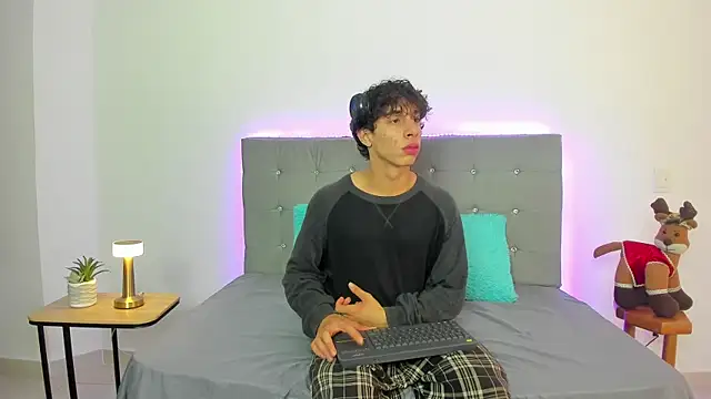 Snapshot of chris_evans27 chatting on November 2025 01:17:01 AM chris evans27 online show from November 2025 01:17:01 AM