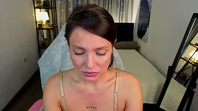 Naila Whisper online show from December 2025 10:08:02 PM