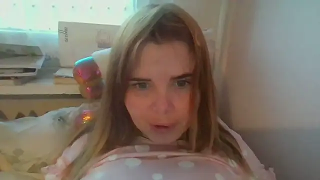 Snapshot of HornyElena chatting on December 2025 02:34:01 PM HornyElena online show from December 2025 02:34:01 PM