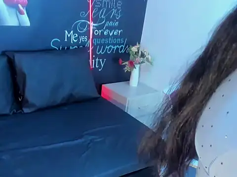 Snapshot of Yineth_Hot chatting on December 2025 11:35:01 PM Yineth Hot online show from December 2025 11:35:01 PM