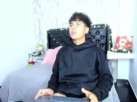 Valentino Lane online show from December 2025 02:16:01 AM