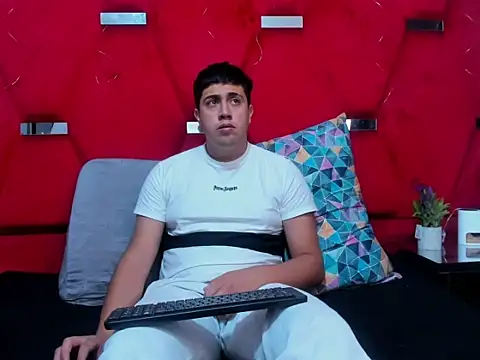 Snapshot of Emmaanddarling chatting on November 2025 02:16:01 PM Emmaanddarling online show from November 2025 02:16:01 PM