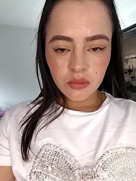 Snapshot of ALEJA__22 chatting on November 2025 06:01:01 PM ALEJA 22 online show from November 2025 06:01:01 PM