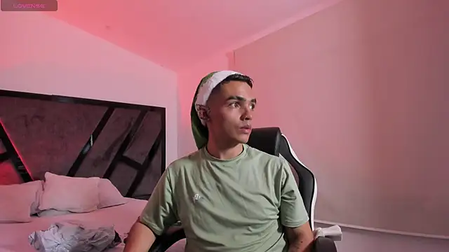 Snapshot of NicoKingg_ chatting on December 2025 04:17:01 AM NicoKingg online show from December 2025 04:17:01 AM