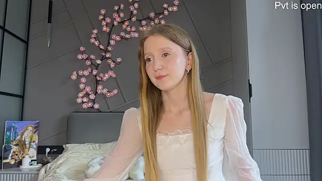 MiraJuicyJune online show from May 2026 04:32:01 AM